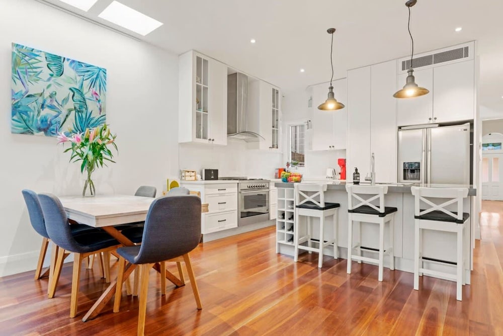 Bright Home in Trendy Newtown Close to the Park