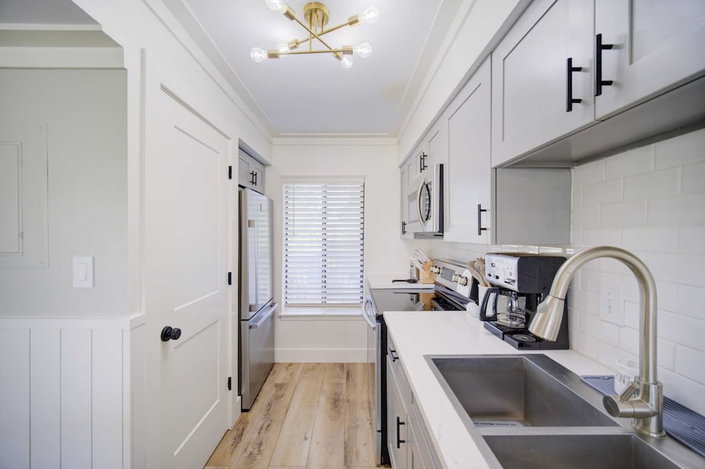 2 Condos, Steps to the Beach Pool+hot Tub, Balcony Lounge Triton & Sea Haven