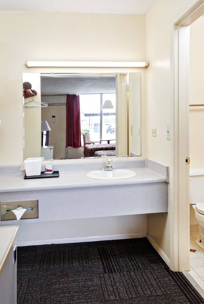 Red Carpet Inn - Louisville
