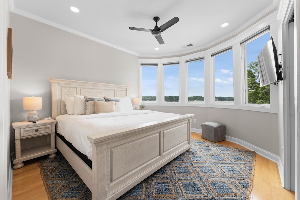 Paradise Pointe by Avantstay Lakefront Views Playset