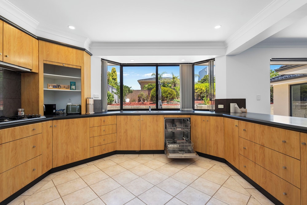The Monaco Mansion Dianella - Sepal Stay