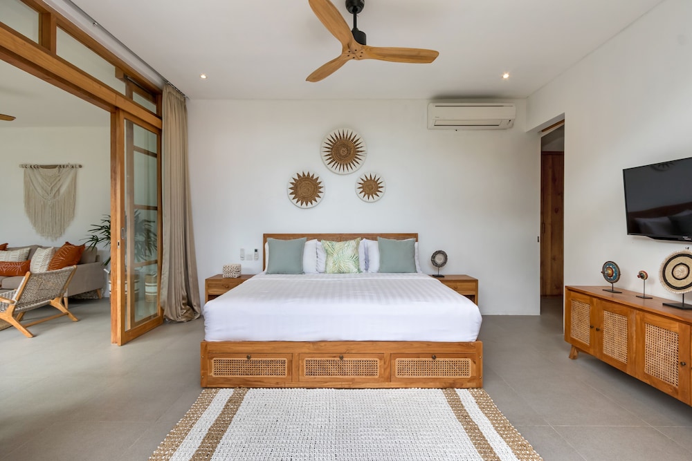Beautiful Boho-chic 4br Tropical Villa in Pererenan Canggu