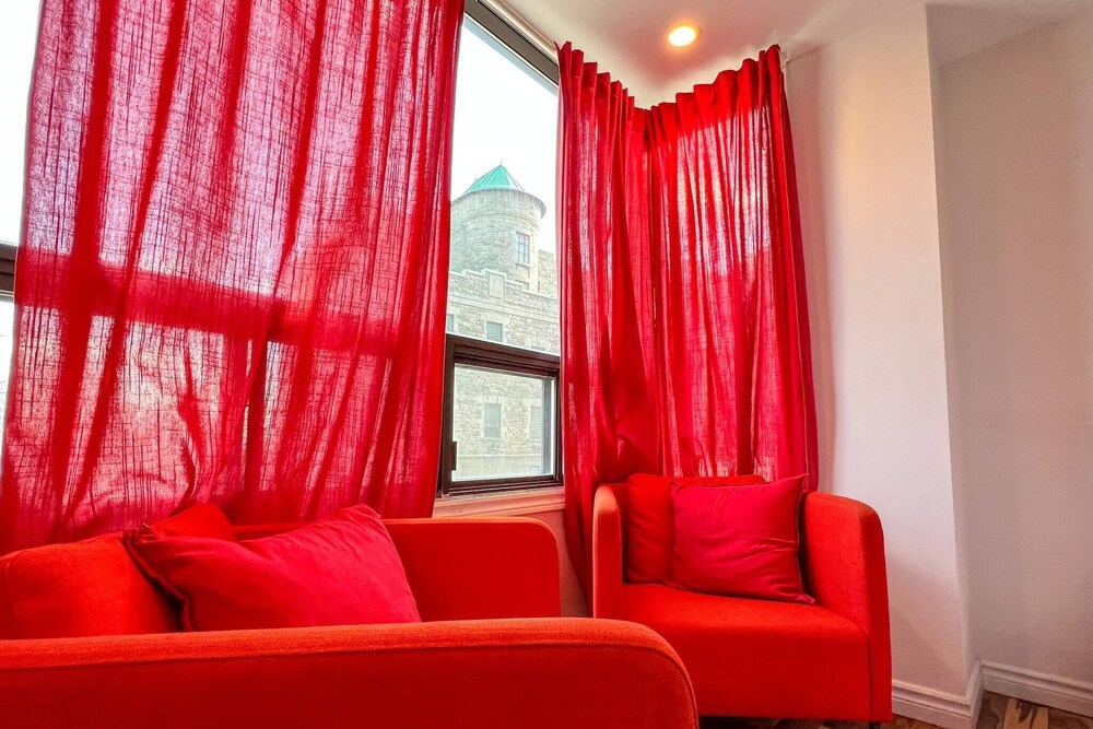 Chic Townhome With Garage Dt Mtl