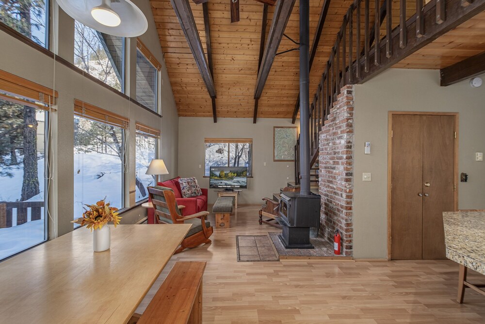 Icicle Chalet 1 Bedroom Cabin