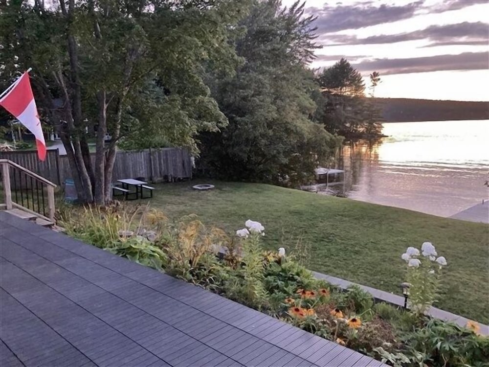 433 Kamaniskeg Lake 3 Bedroom Cottage