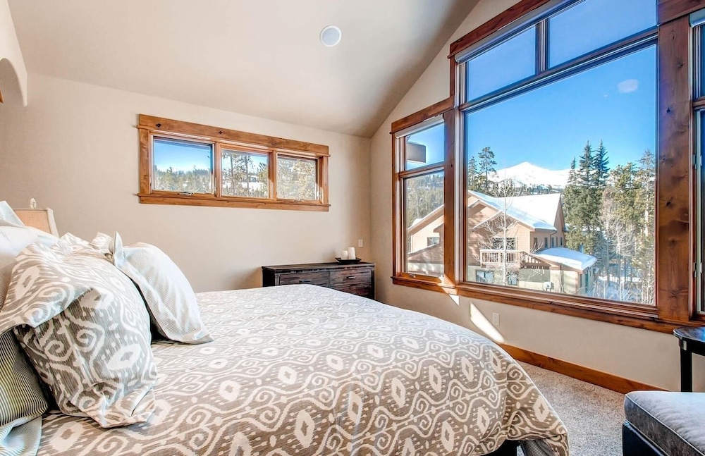 Riverwood 4 Bedroom Home by RedAwning view 2