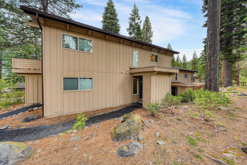 Ski Way by Avantstay Cozy Tahoe Home w/ Fireplace & Balcony