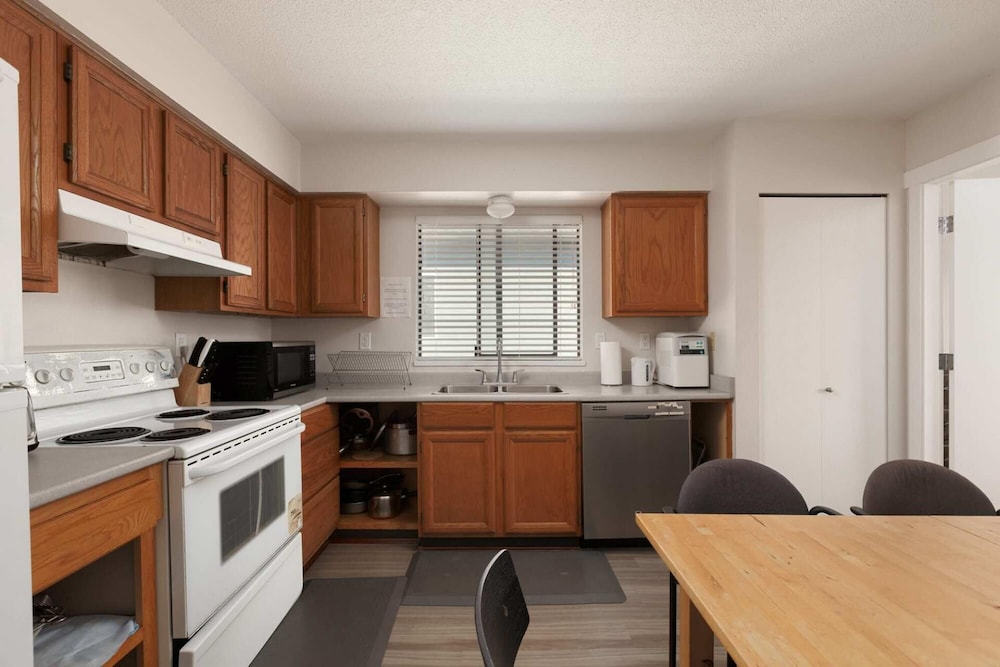 Huge 4 Bedroom Upper Suite Good for 10 People - Image 2