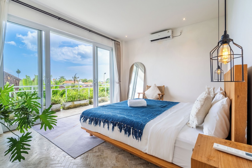 Eleven Villa Canggu - Calm Oasis with Pool and Privacy