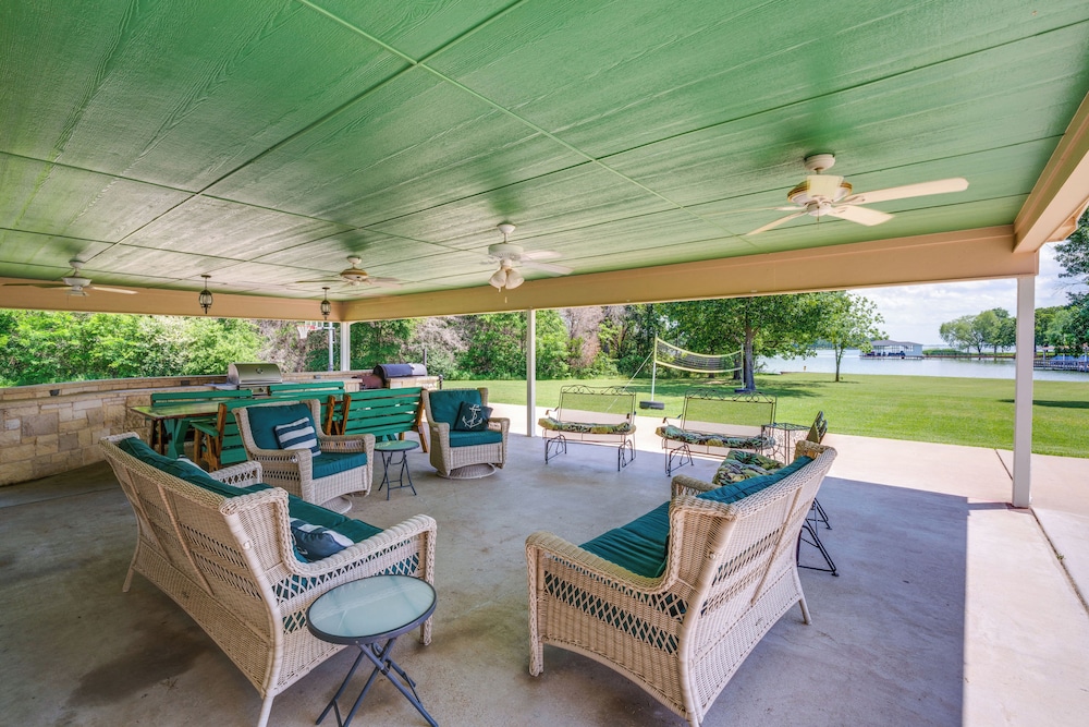 Sunrise Cove RC Llc: Lakefront Home w/ 2 Casitas!