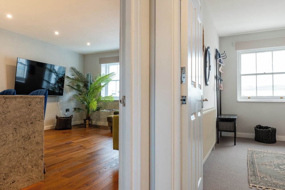 Stunning High Street Loft in Cheltenham