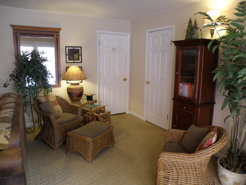 The River's Edge Motel Lodge & Resort