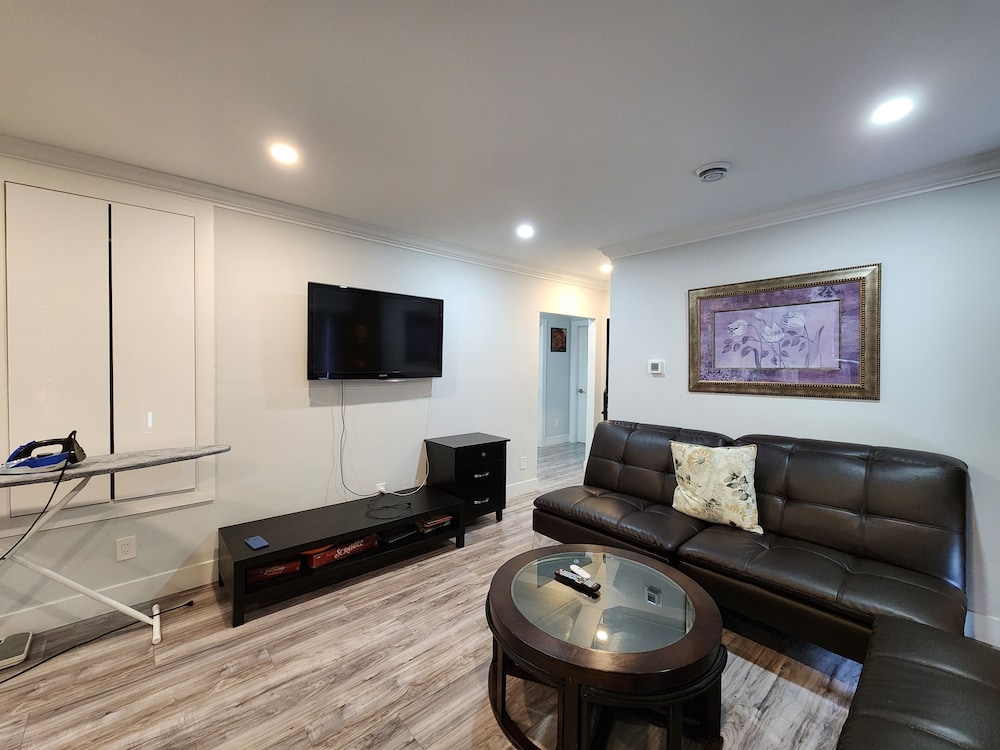 Surrey Vacations - Sarla Villa Surrey - Property Image 10