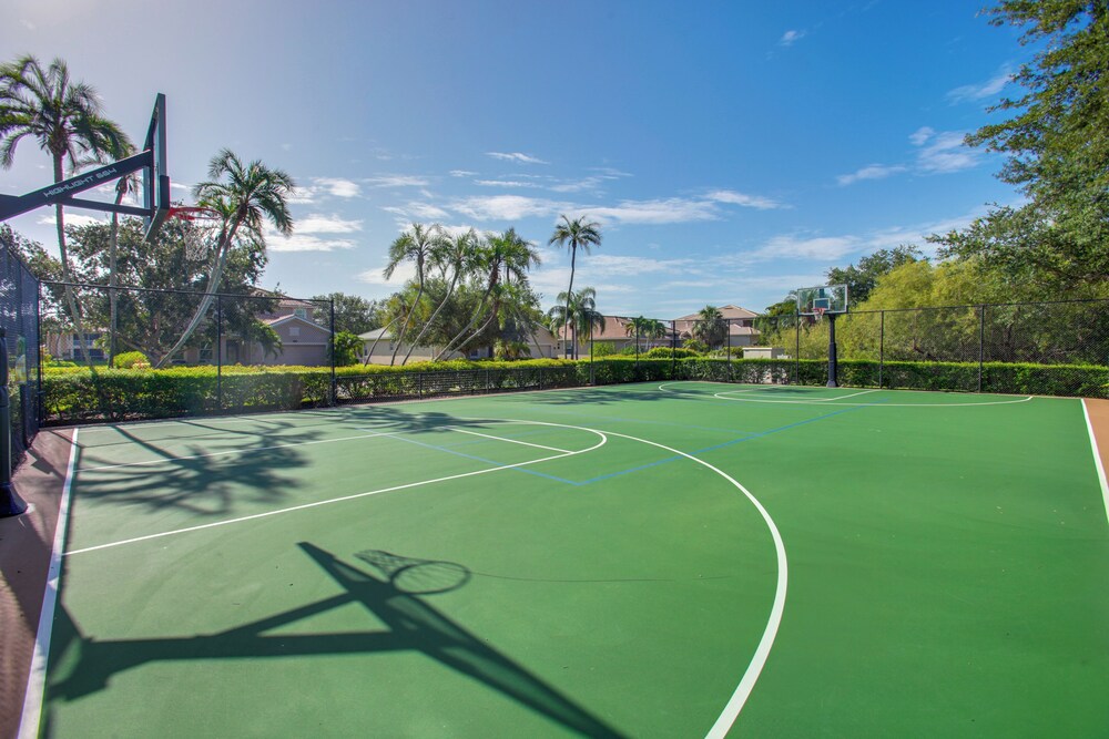 3 Mi to Dtwn Fort Myers: Condo w/ Pool & Hot Tub