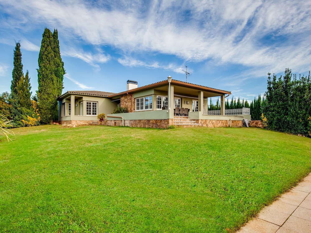 Deluxe Villa in Urbanització Bon Relax near Beach