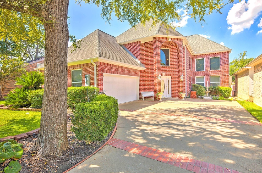 Beautiful Montgomery Home w/ Lakefront Deck! view 4