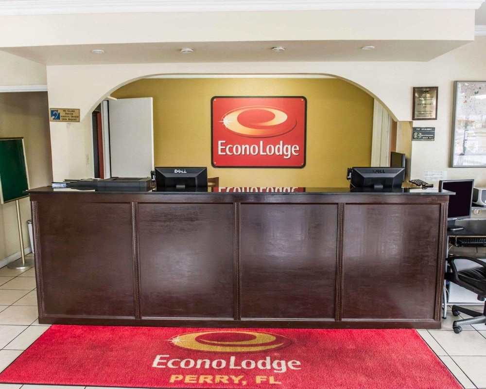 Econo Lodge Perry view 3