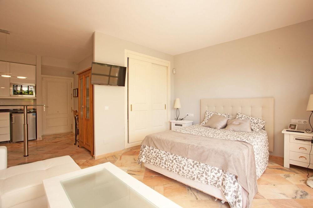 Studio in Marbella Beachfront With Pool