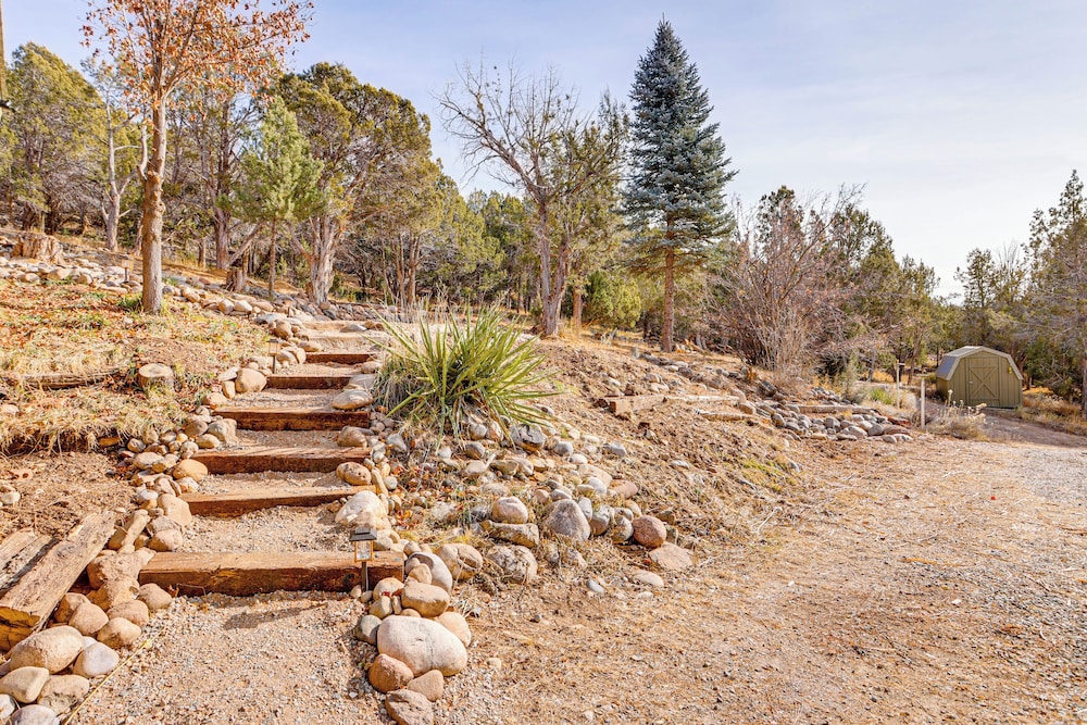 2 Mtn-view Decks + Natural Spring: Durango Retreat