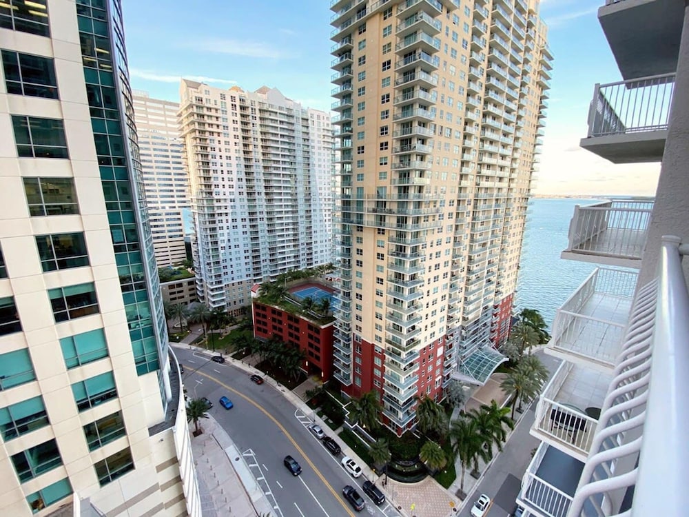 Modern 1-br Condo in Upscale Brickell Locale