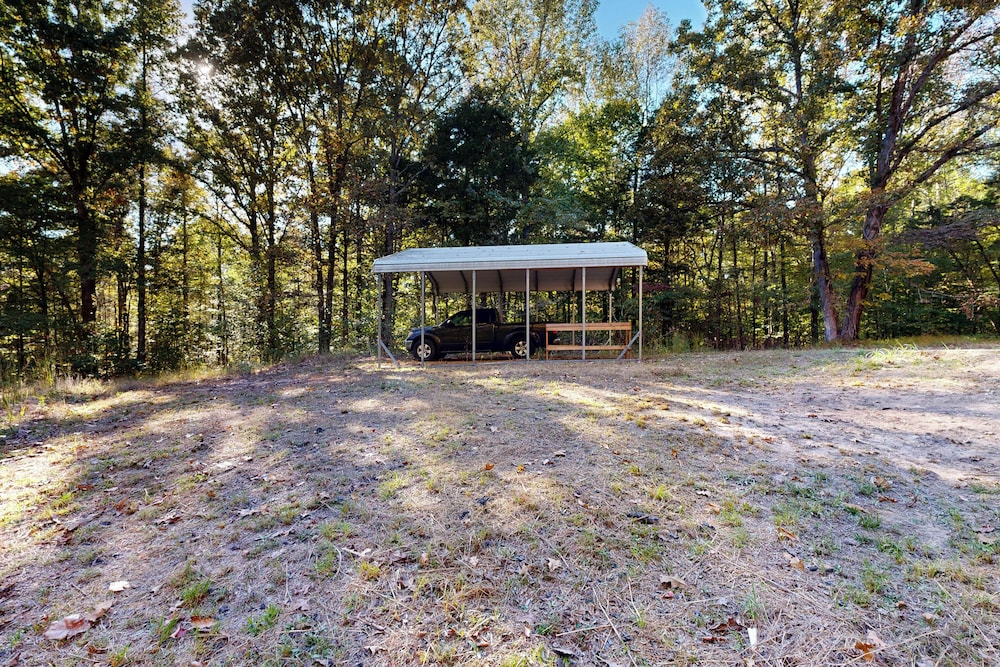 2BR House w/ A/C & Games, Close to Lake