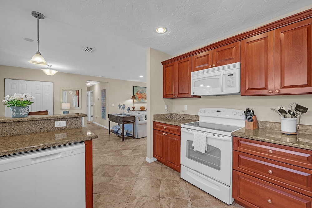 Comfy Home W/ Heated Pool Near Siesta Key Beach 2 Bedroom Home