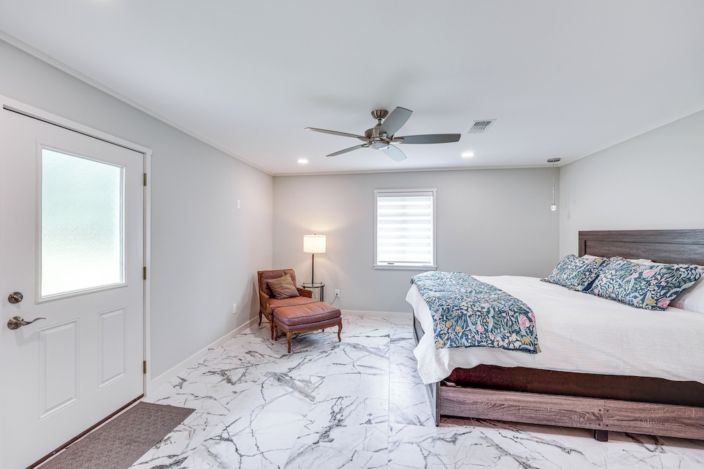 < 1 Mi to Sau: Newly Renovated Home w/ Yard!