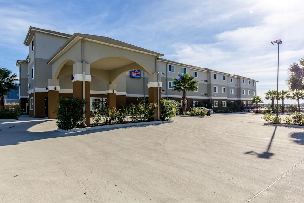 San Antonio Vacations - Super 8 by Wyndham Kenedy - Property Image 30