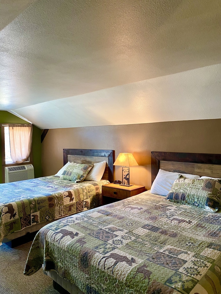 Moosehead Lodge & Cabins