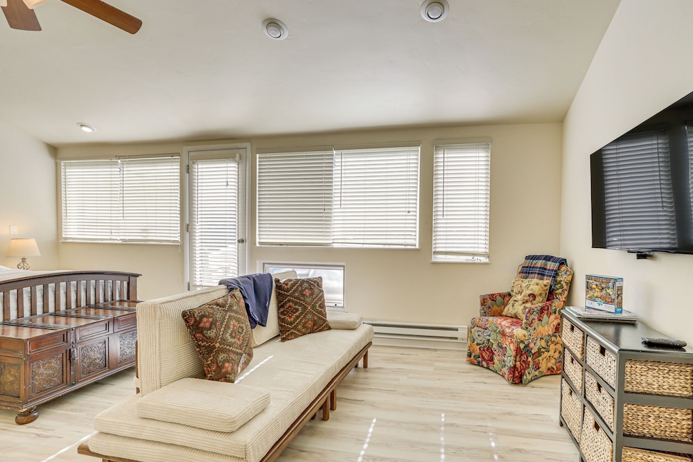 4 Mi to Vail Ski Resort: Cozy Getaway w/ Deck!