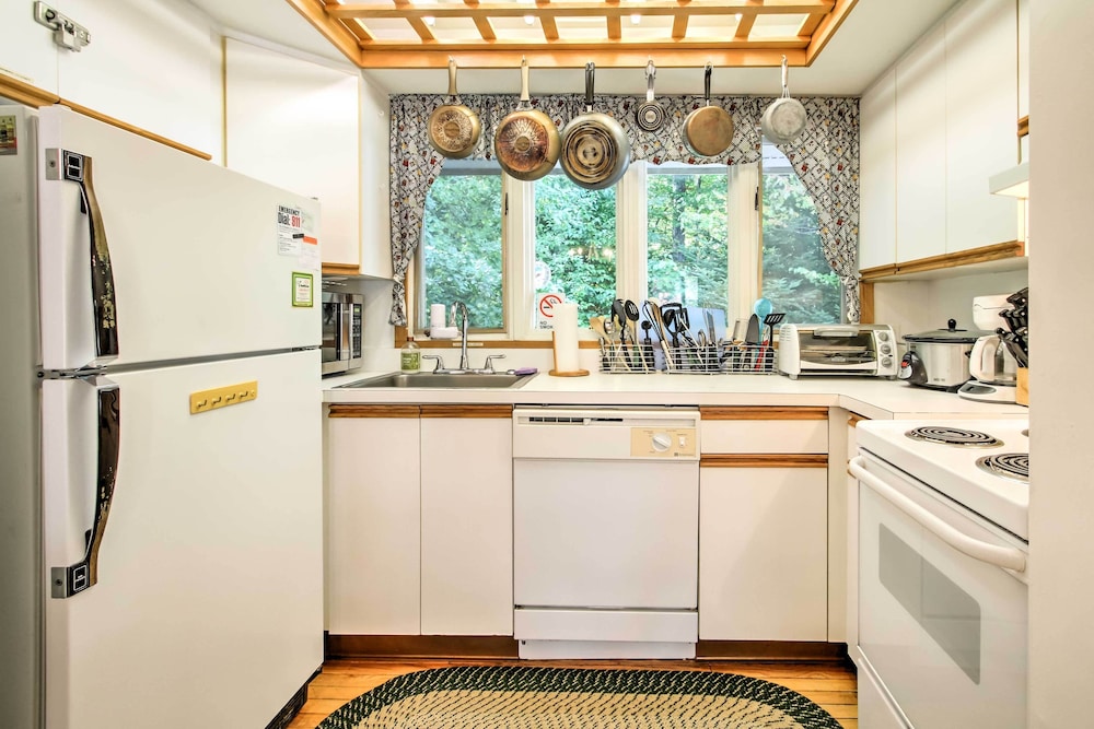 Cozy Bretton Woods Ski-in/ski-out Condo w/ Deck!