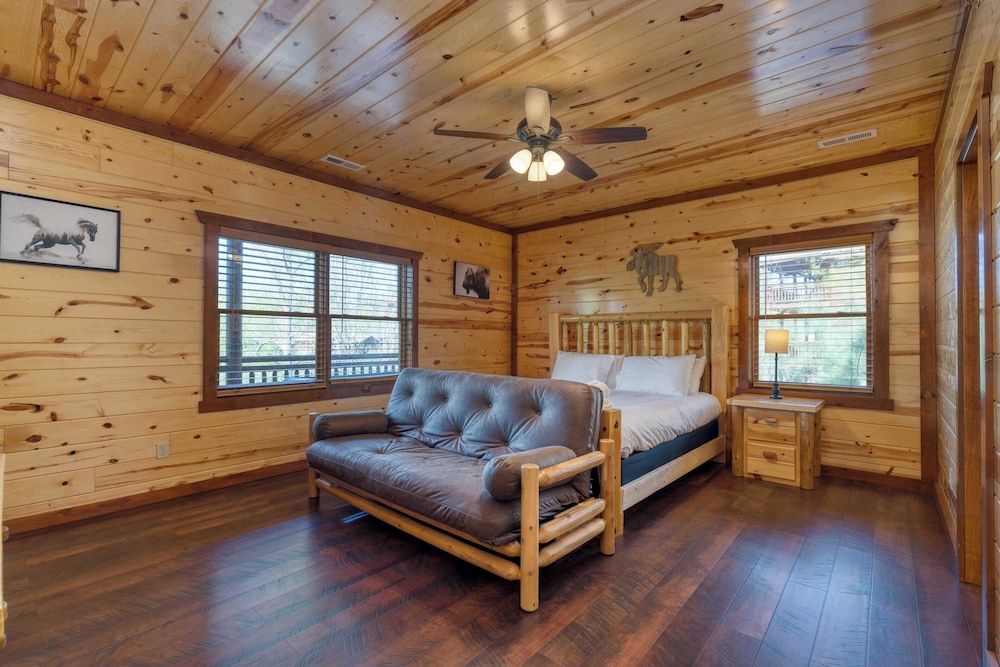 Dolly's Lodge by Avantstay Sleeps 28 - Luxe Smokies Cabin Game Room, Hot Tub, Views, Near Attractions