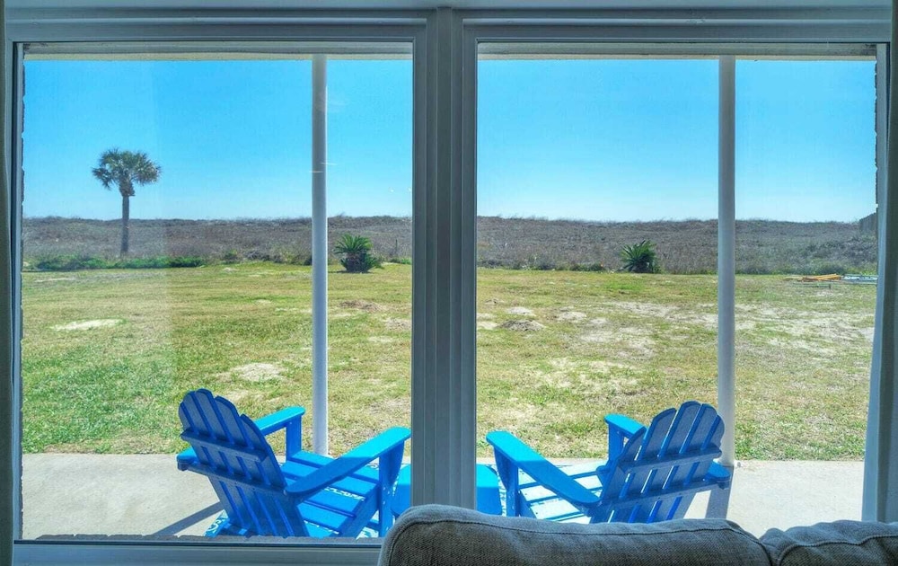 Sleeps 18 2 Beachfront Condos w/ 2 Pools, Tennis/pickleball, Beach Boardwalk