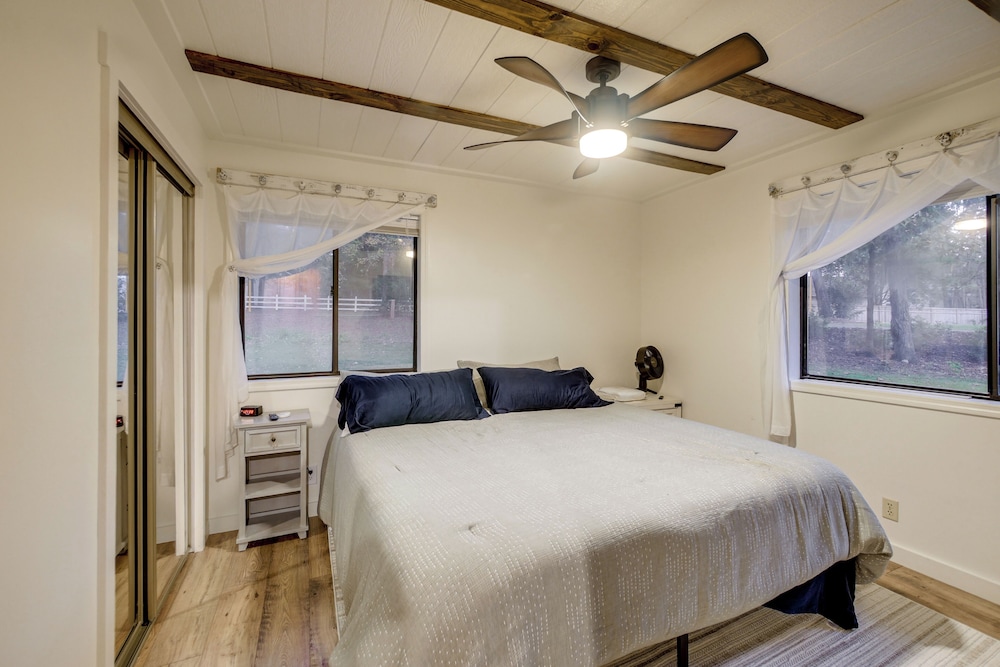 Waterfront Escape w/ Hot tub & Dock in Eatonton!