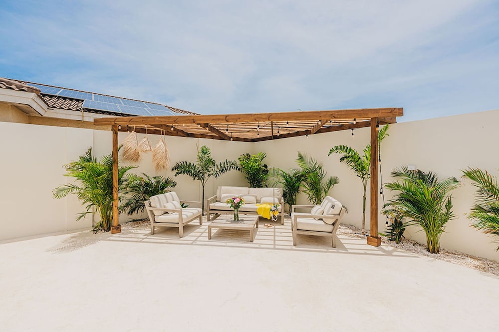 Bohostyle Villa 3min to Beach Hottub 8 Sleeps