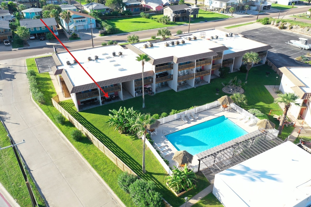 Tropical Haven by Avantstay 4min Walk to Beach Pool Remodeled Interior