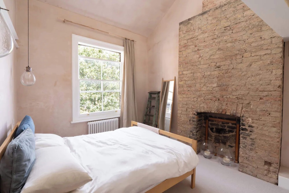 Rustic & Spacious 2BD Flat Near White City