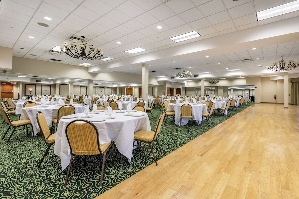 Three Bears Waterpark Resort Near Tomah, Ascend Collection Hotel
