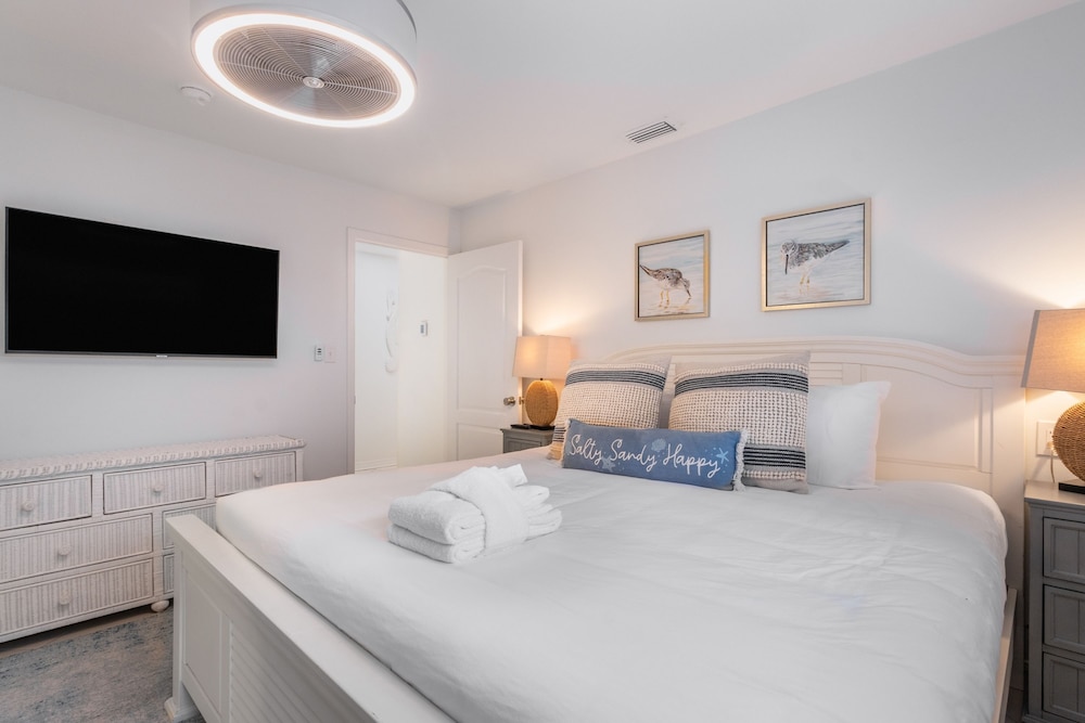 Destin Dolphin by Avantstay 2 Mins Walk To Beach w Pool Large Outdoor Entertaining Area