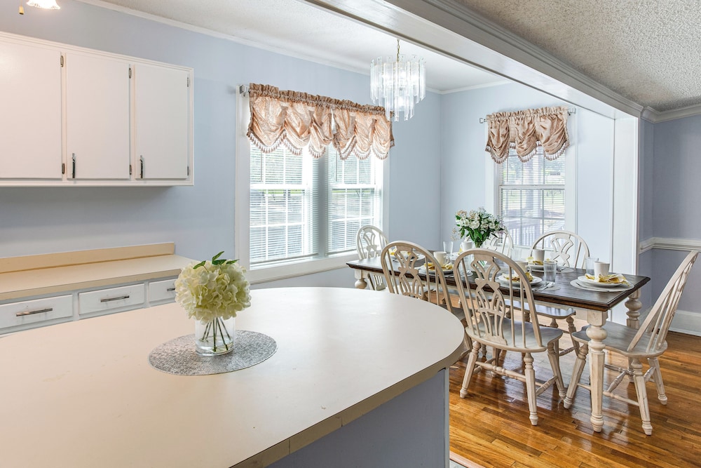 Large Yard & Historic Charm: Orangeburg Retreat!