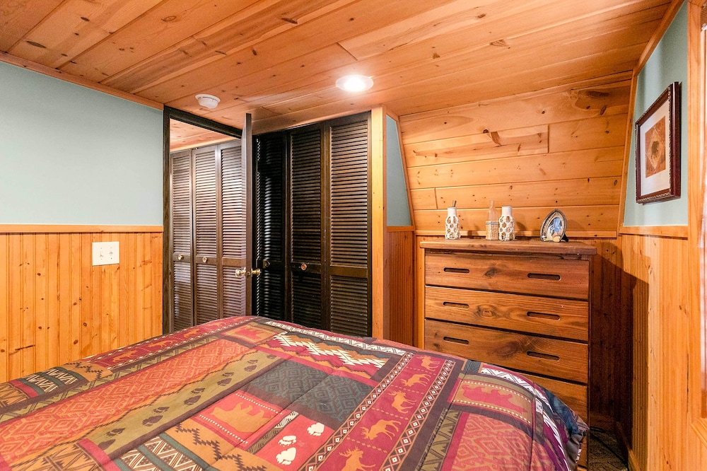 8 Mi to Dogwood Canyon: Cozy Cabin w/ Deck view 4