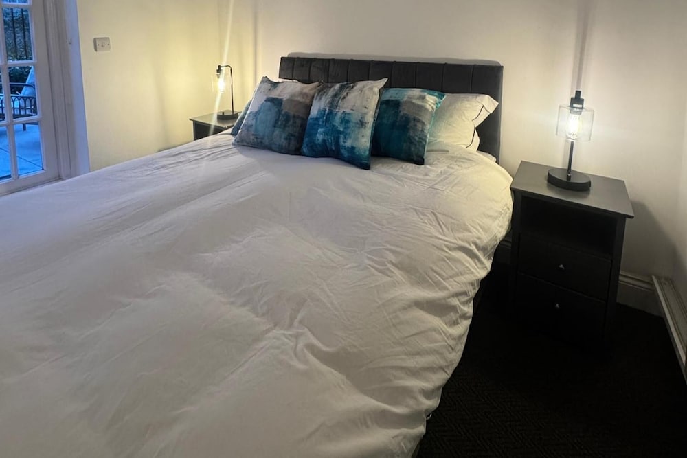 Central Apartment - Sleeps 2 & Private Patio