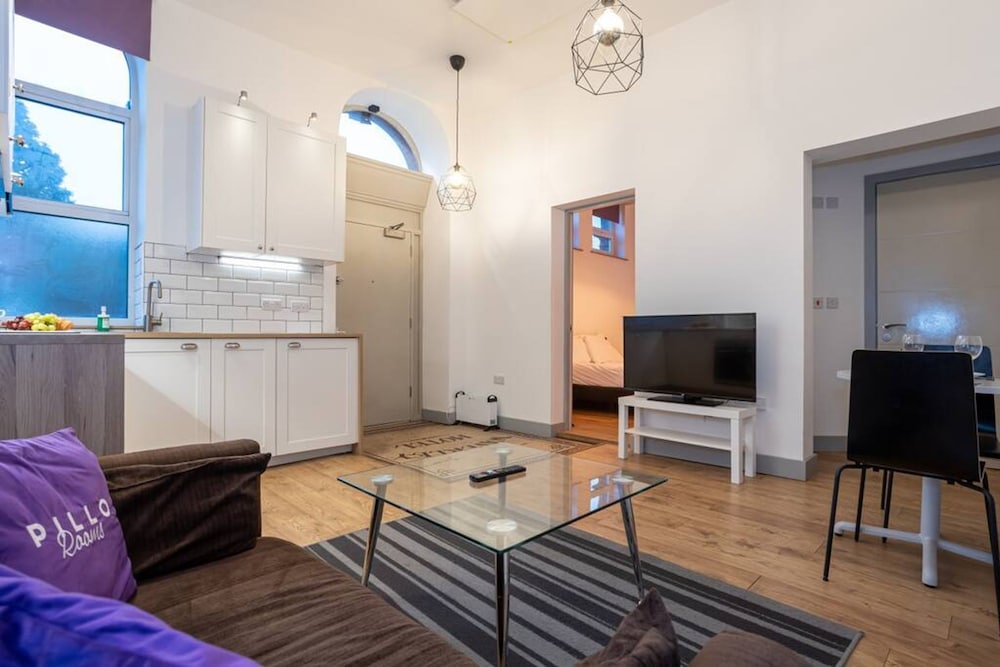 Unique 1 Bedroom Apartment by Pillo Rooms view 2