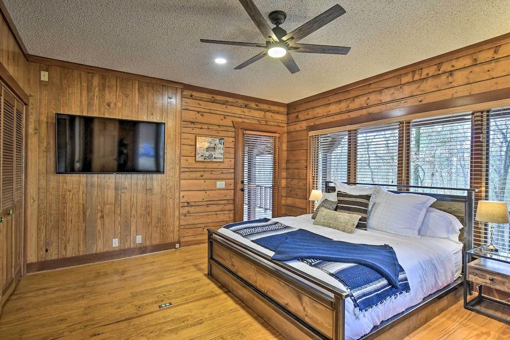 Hot Tub, Grill: Hilltop Log Cabin in Hot Springs! view 5
