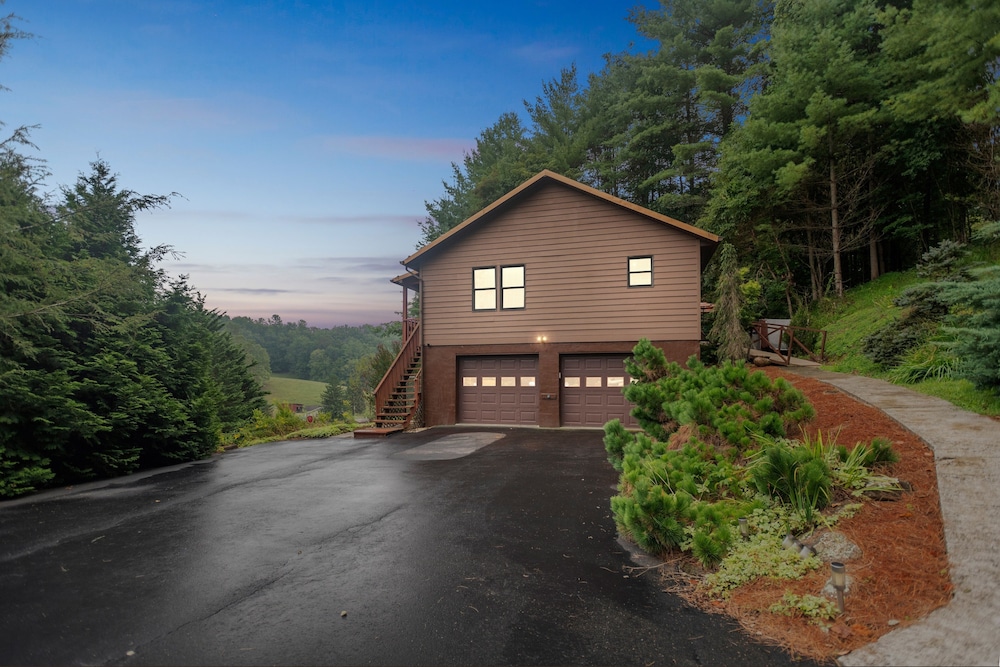 Whispering Pines - Spectacular Views & Hot Tub 3 Bedroom Home view 2