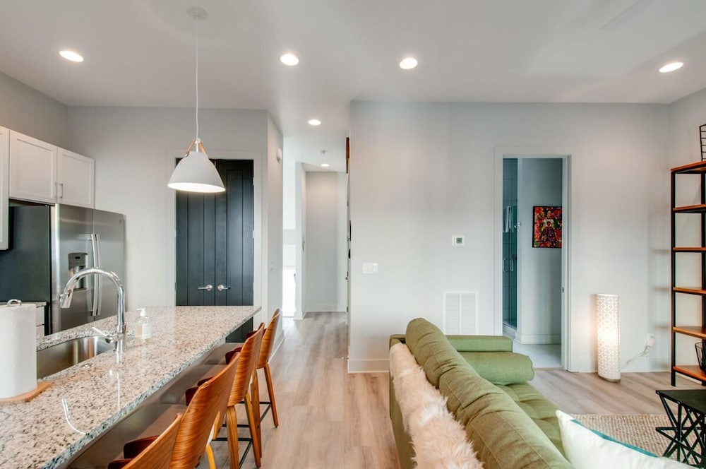 East Nash Lux - 13 Beds City Views