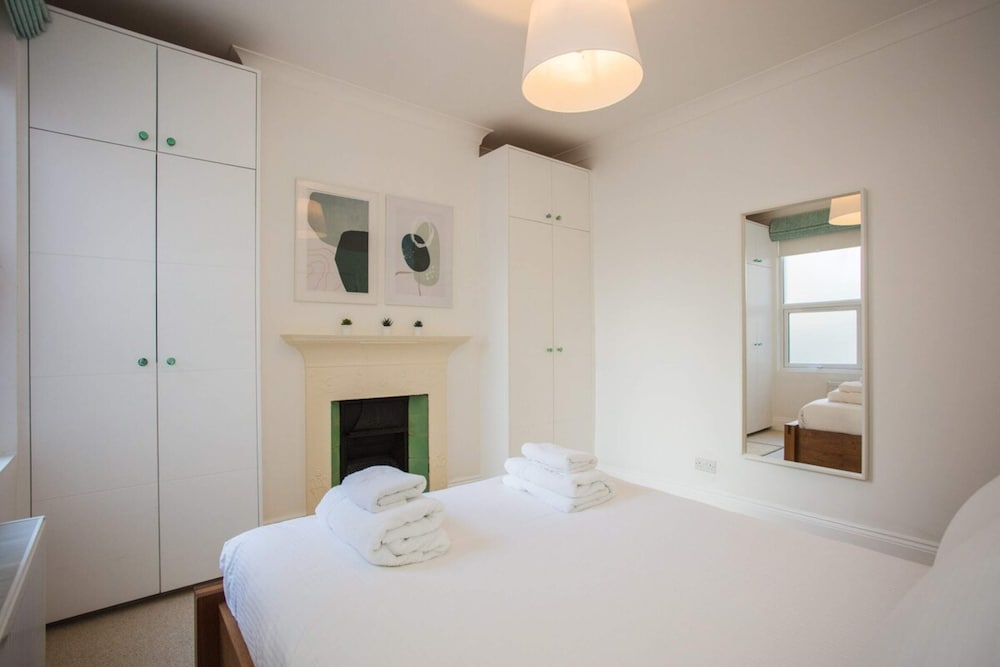 Stylish & Modern 3 Bed Flat in NW London With Garden