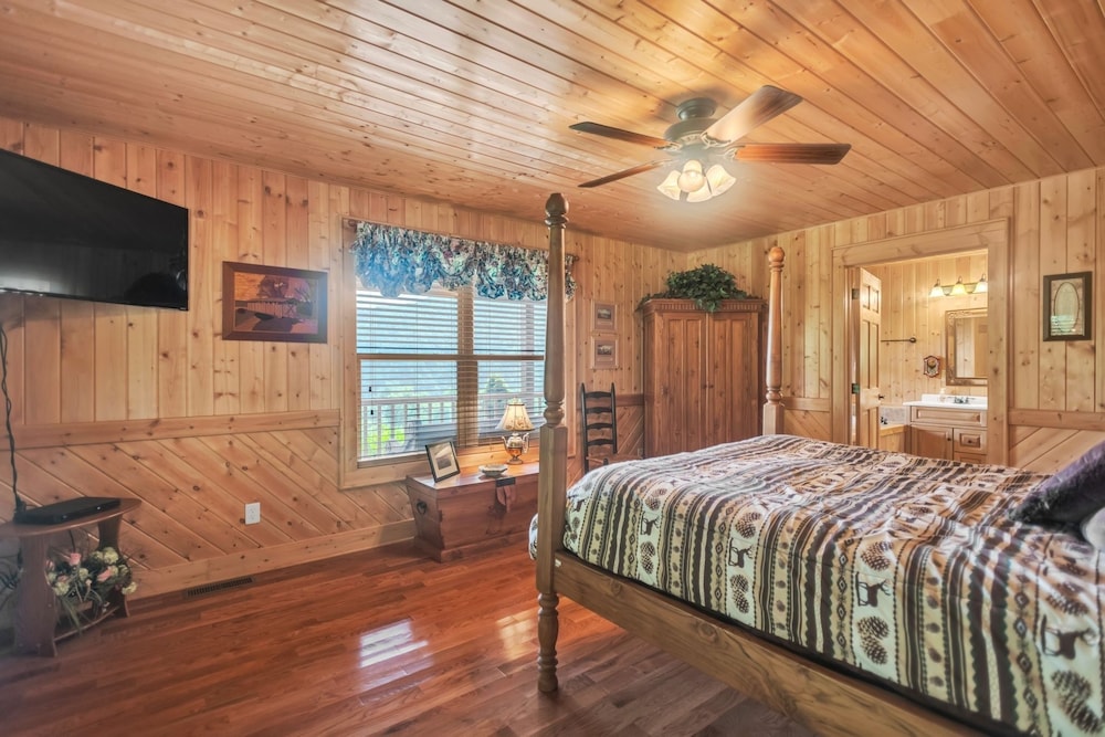 Cozy Mountain Retreat W/ Scenic Views 3 Bedroom Home by RedAwning view 5