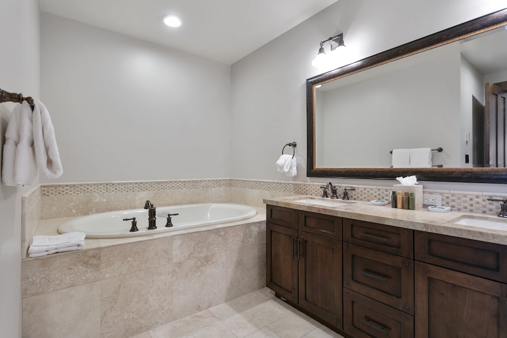 Arrowleaf Lodge- Two Bedroom #401 2 Condo