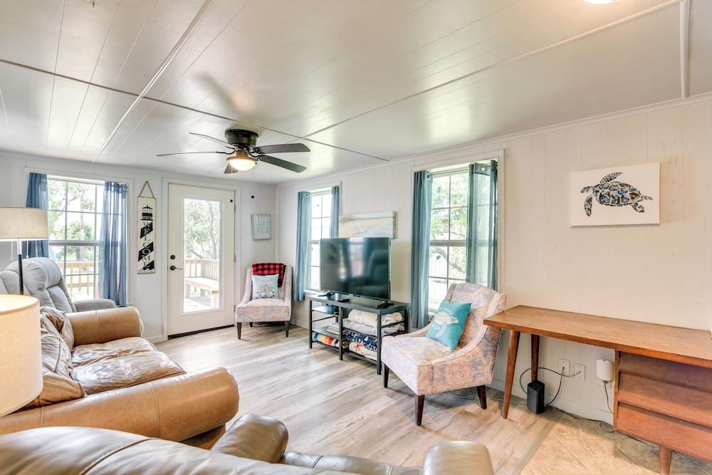 2 Mi to Public Beach: Pet-friendly Freeport Home!